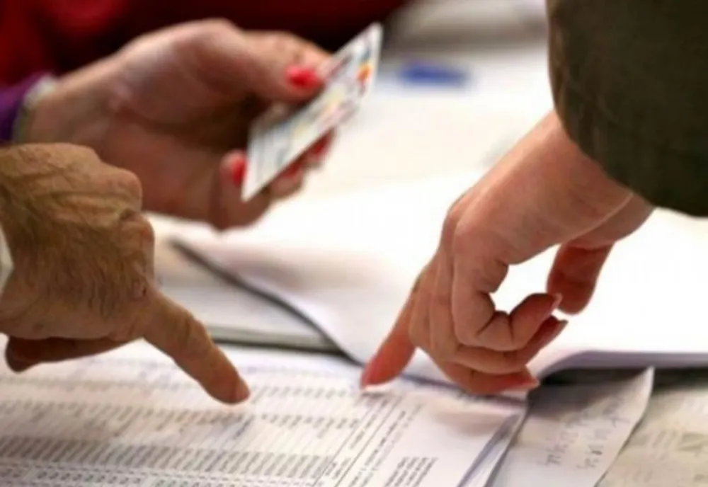 THE GUARDIAN: ROMÂNIA, DUPĂ ȘOCUL REZULTATULUI DIN PRIMUL TUR PREZIDENȚIAL