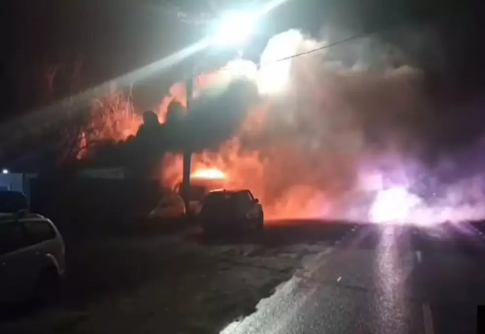 INCENDIU VIOLENT ÎN CREVEDIA, LÂNGĂ FOSTA STAȚIE GPL CARE A EXPLODAT - VIDEO