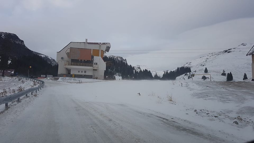 Zăpadă mare și viscol, în zona montană a județului Dâmbovița