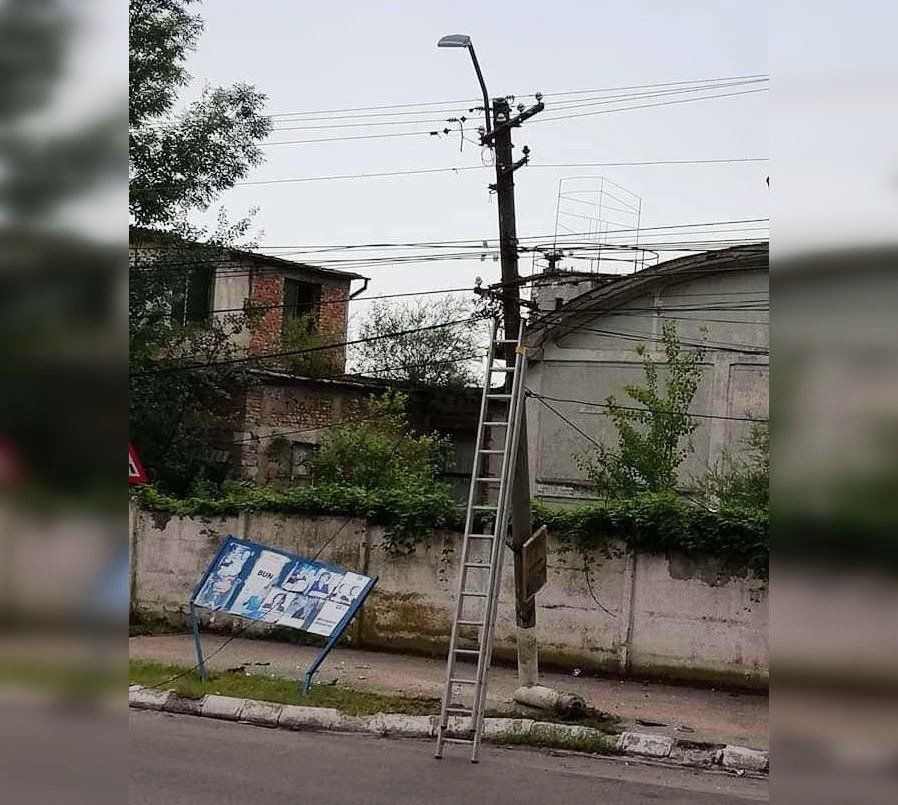 stalp-de-iluminat-din-pucioasa-sprijinit-intr-o-scara-2