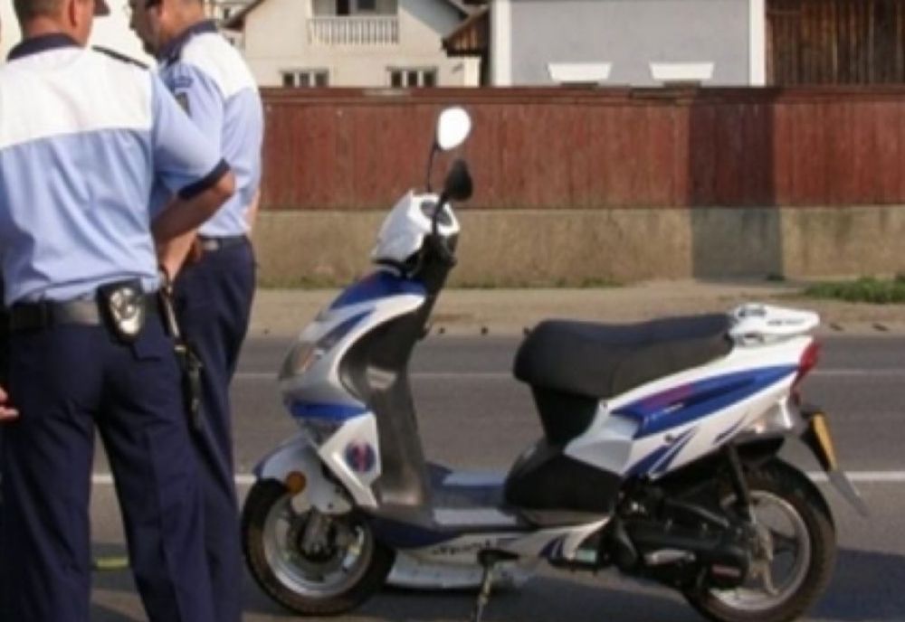 Moped răsturnat pe carosabil, la Bilciurești, în Dâmbovița