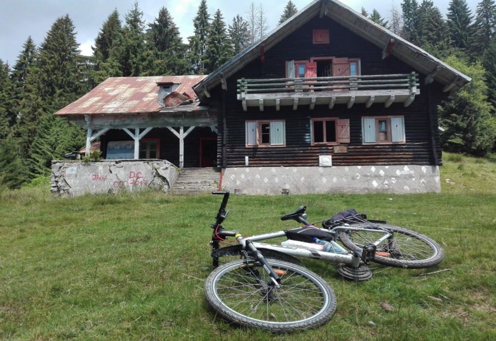 "Salvați cabana Leoata"- proiect abandonat de Asociația "Om pe munte"