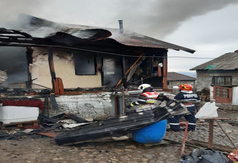 Foto| Incendiu devastator la Șotânga, pornit de la jarul din sobă