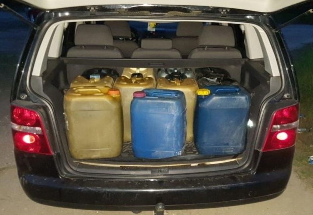 Reținuți pentru că transportau combustibil petrolier furat