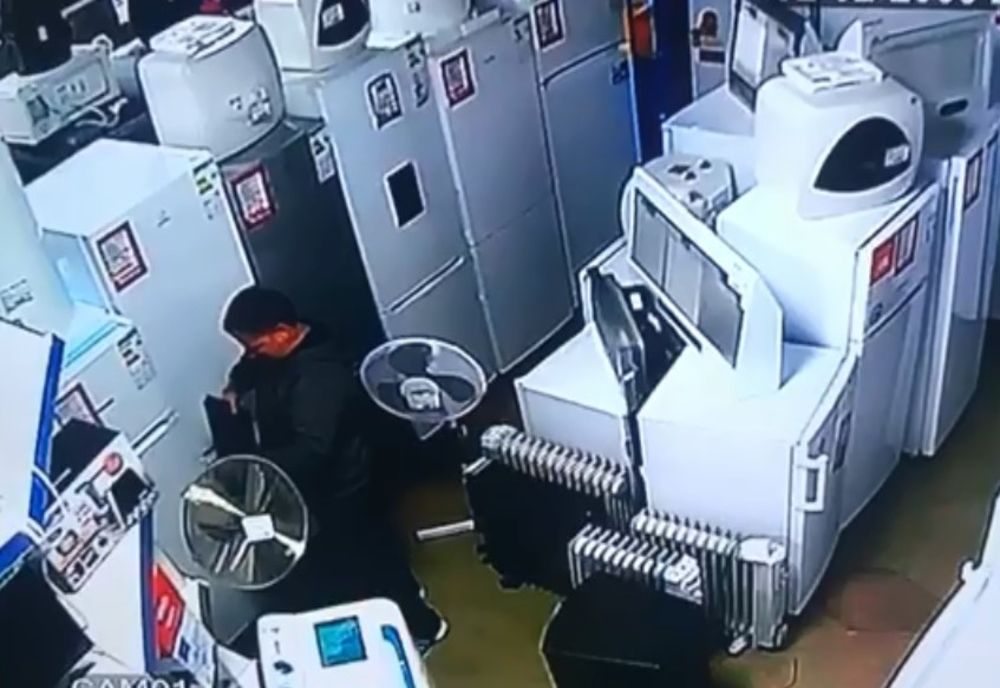 Video| A furat un laptop dintr-un magazin din Găești, iar acum proprietarul cere ajutorul oamenilor