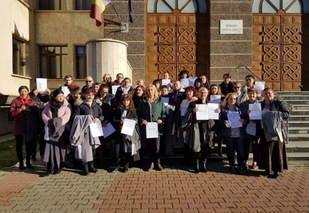Proteste ale grefierilor și în Dâmbovița, împotriva abrogării pensiilor de serviciu
