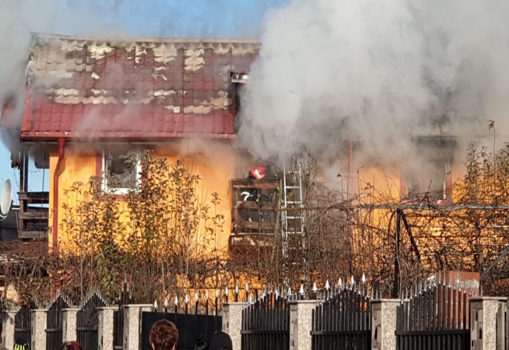 Video| Incendiu puternic la o locuință din Conțești, județul Dâmbovița