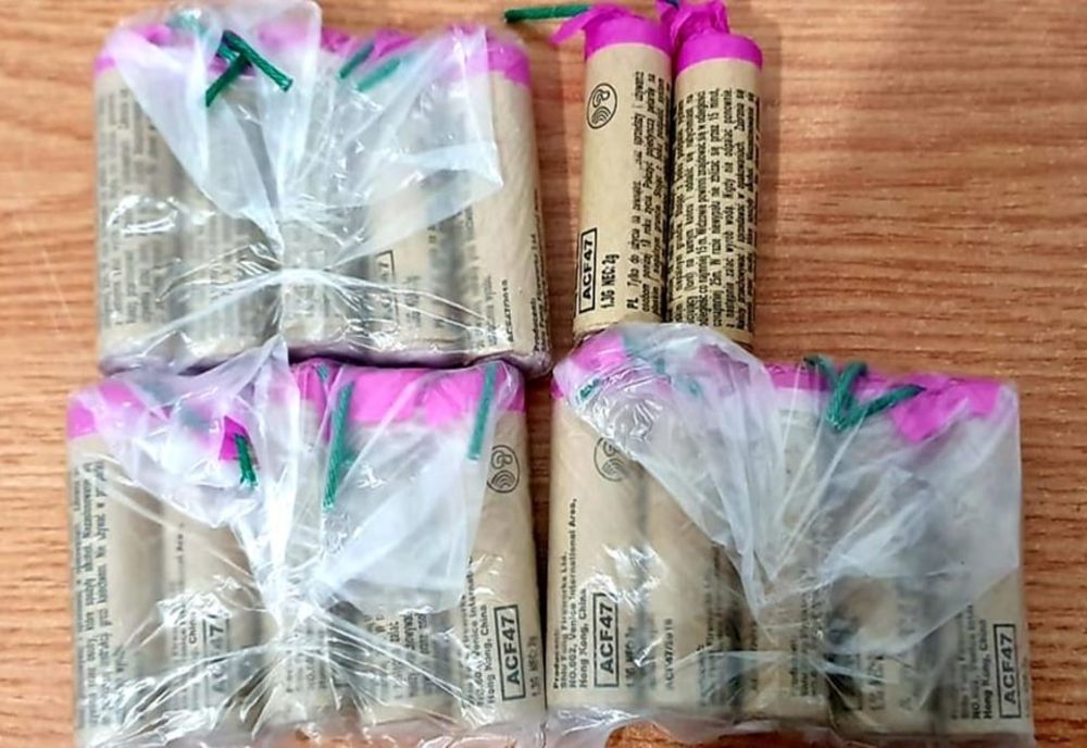 Un bărbat ce oprea trecătorii, pentru a le vinde articole pirotehnice, a fost "oprit" de jandarmii târgovișteni