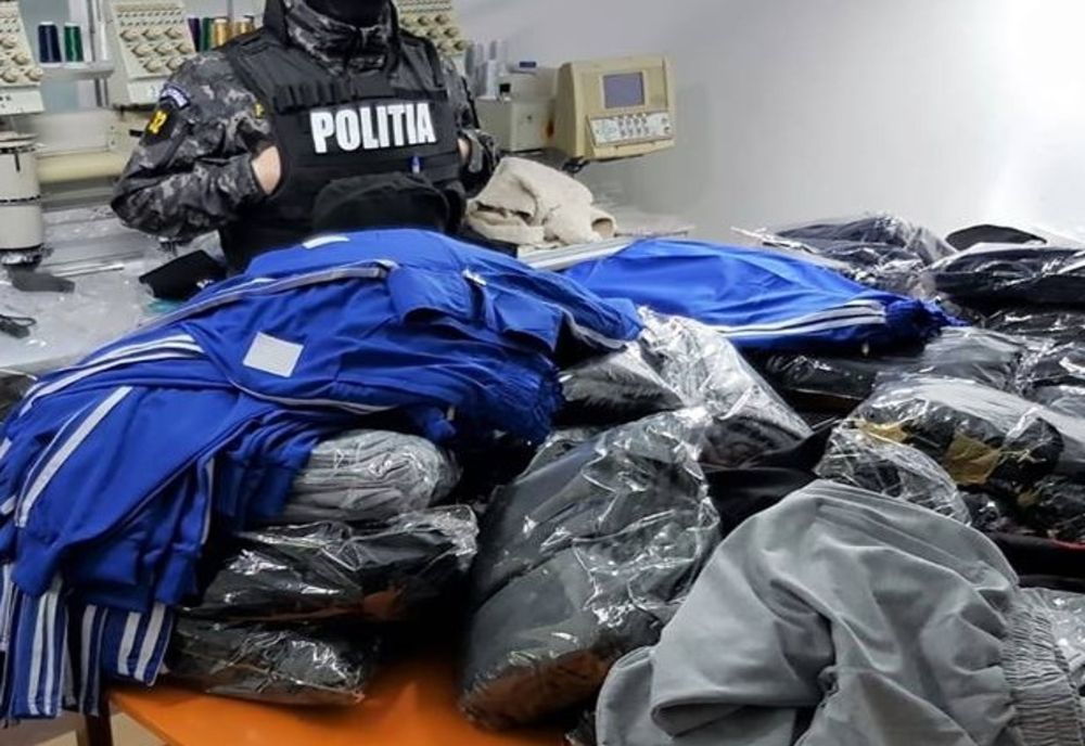 Pagubă mare pentru un bărbat din Găești, ce vindea haine de firmă, contrafăcute