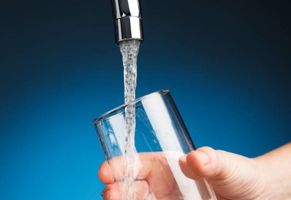 Municipiul Moreni a fost lăsat fără apă, din cauza unei avarii. Compania de Apă nici măcar nu se mai obosește să anunțe