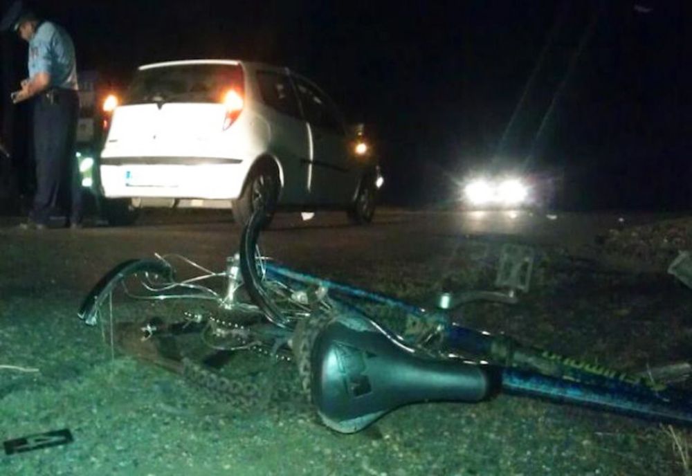Biciclist spulberat de o mașină la Corbii Mari,în Dâmbovița