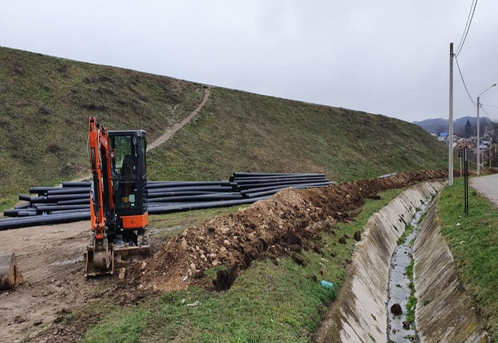 Drum județean închis circulației rutiere, din cauza unei conducte de apă avariate, în Dâmbovița
