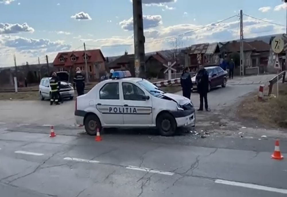 O persoană a fost rănită după ce a intrat cu autoturismul într-o autospecială de Poliție, pe DN 71