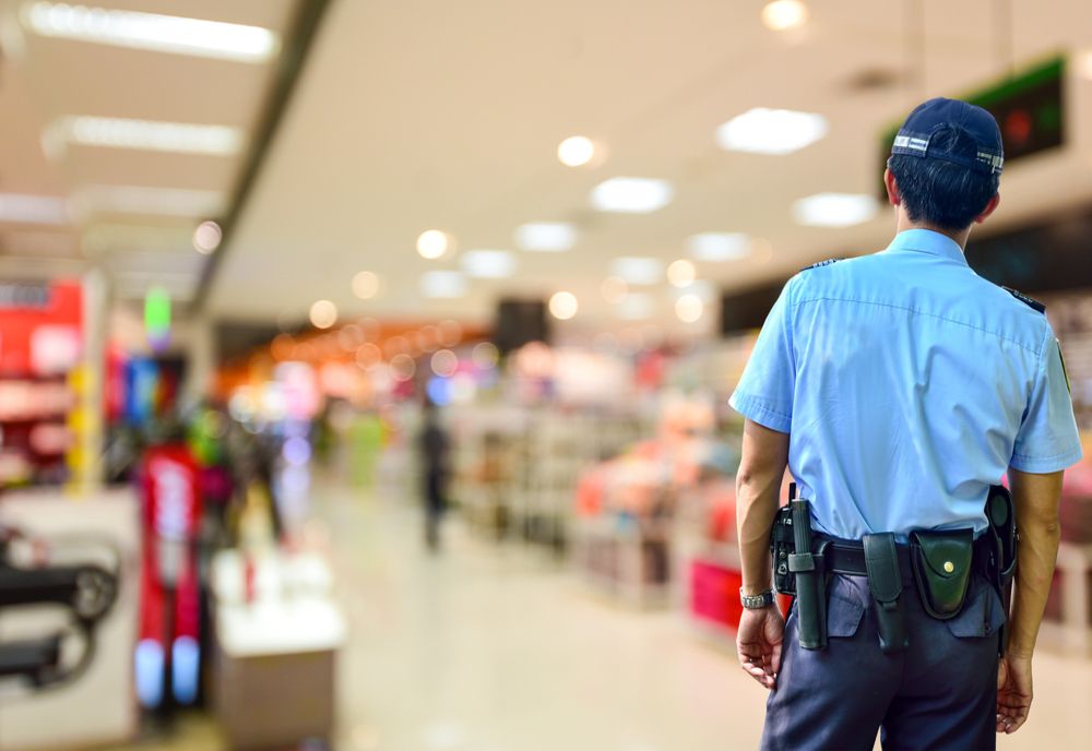 Un bărbat a fost prins furând alimente dintr-un supermarket târgovistean. Avea arme albe asupra lui