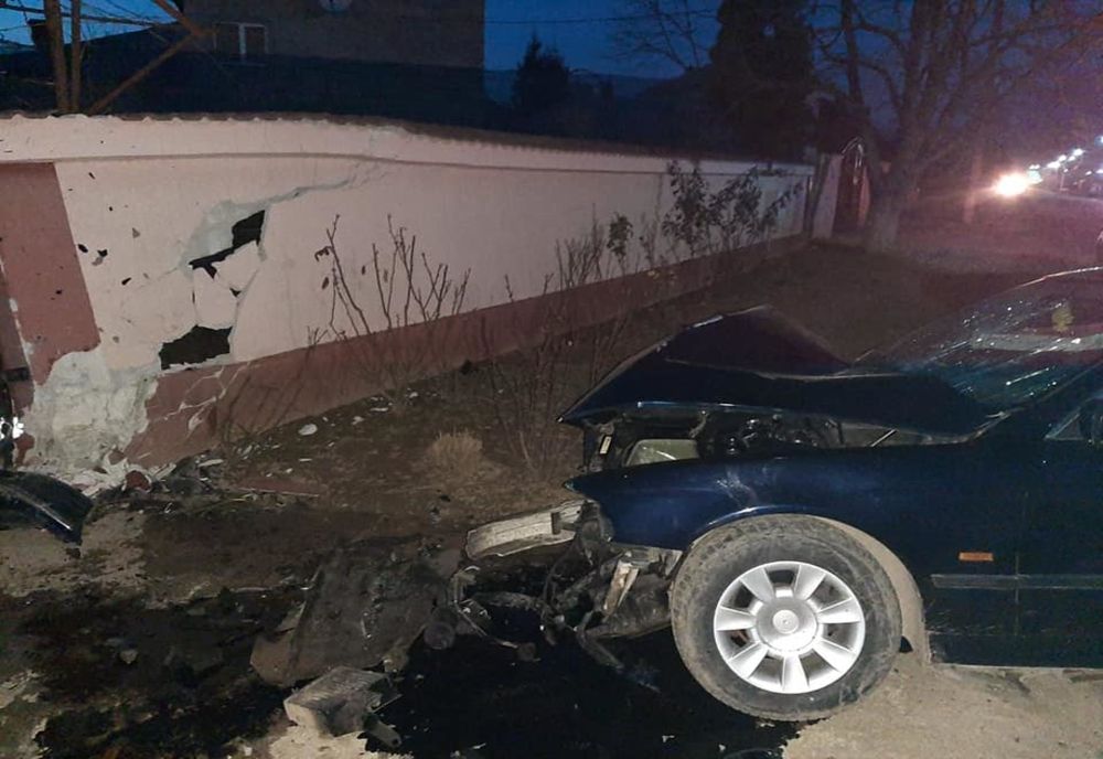 A scăpat în mod miraculos, doar cu răni minore, după ce a intrat cu mașina într-un gard de beton