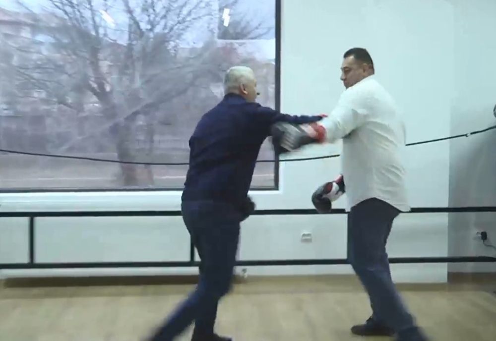 Foto| Un senator dâmbovițean a intrat în ringul de box, cu frații Simion