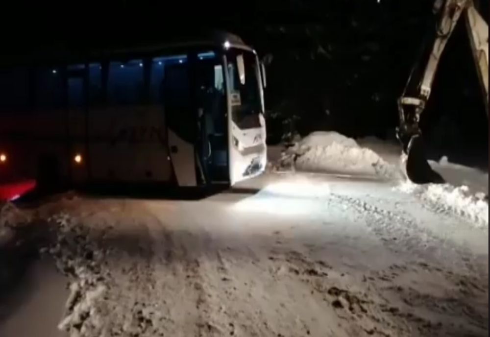 Video| Autocar cu turiști din Botoșani rămas blocat pe munte, în Bucegi