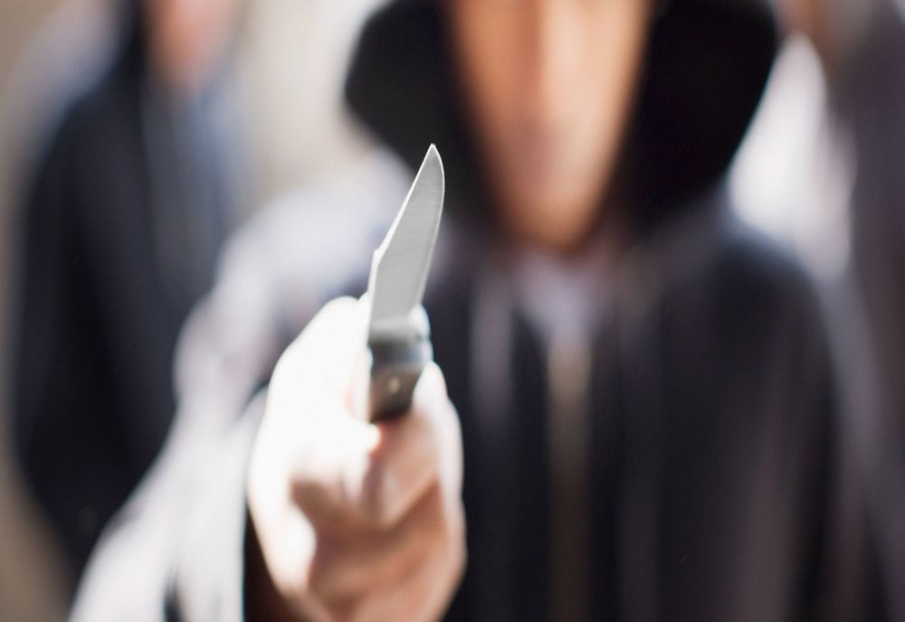 Tâlhărie ca-n filme în centrul Târgovistei. Doi minori au amenințat o vânzătoare și au fugit cu aproximativ 1000 de lei