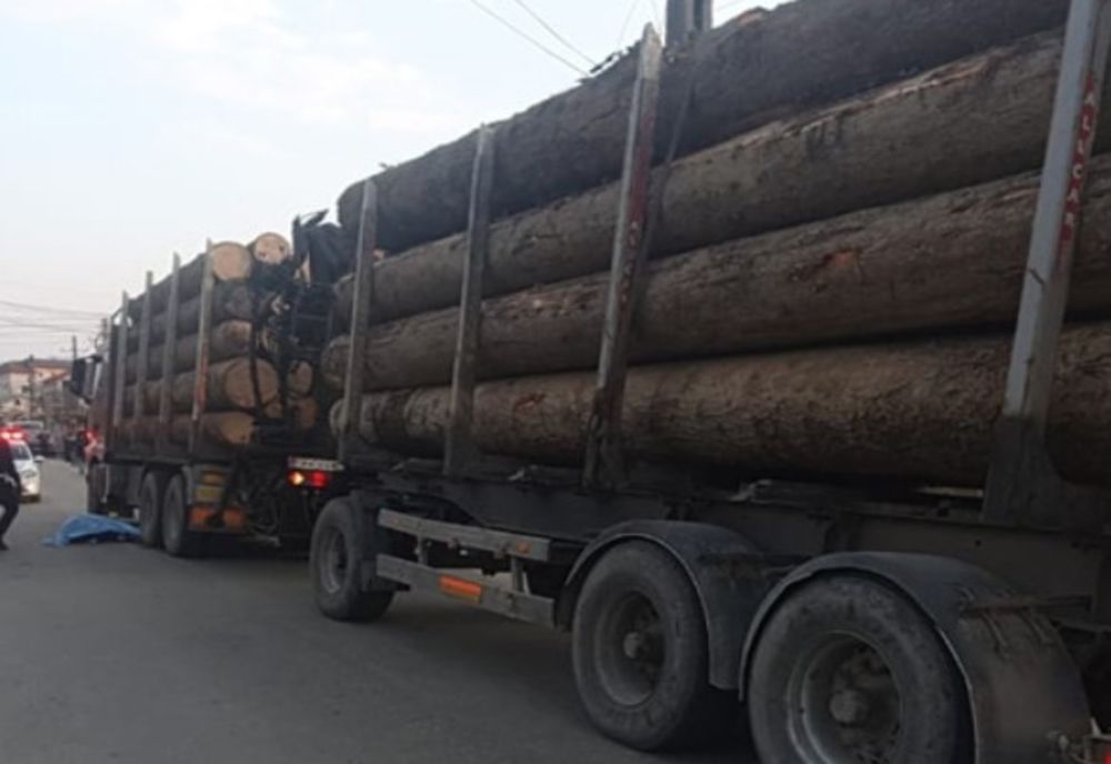 Dramă în comuna dâmbovițeană Mănești. Un bărbat accidentat mortal, de un camion încărcat cu lemn