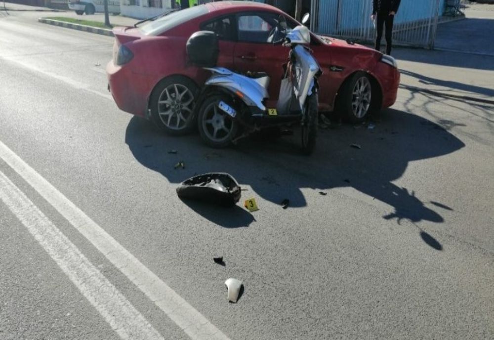 Coliziune între un autoturism și un moped. Mopedistul a fost transportat la spital