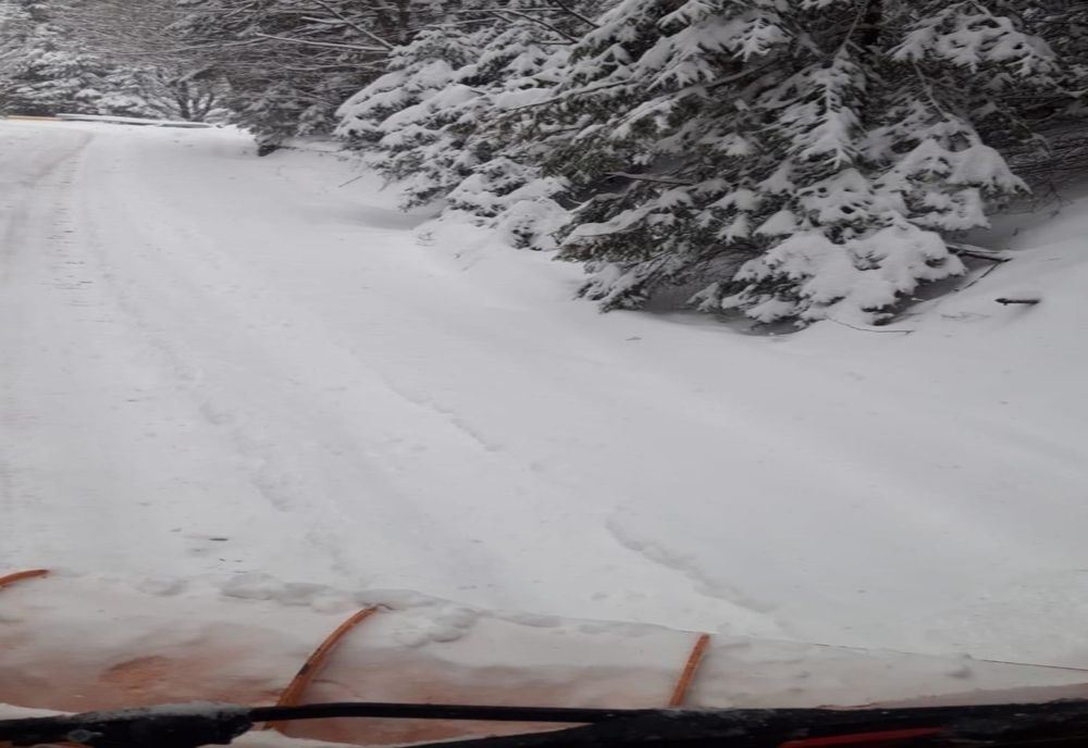 Autoritățile din Dâmbovița si Prahova au hotărât să închidă DJ 713, din cauza căderilor masive de zăpadă