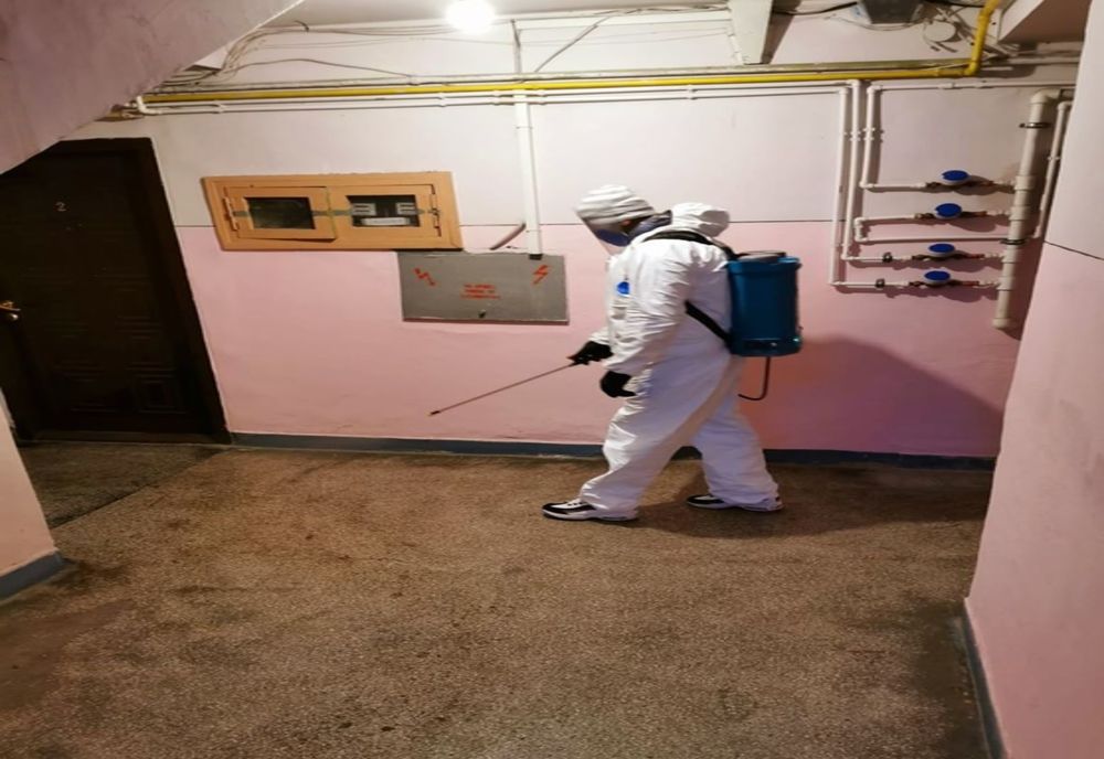 (VIDEO) Aproximativ 1500 de scări de bloc din Târgoviște sunt dezinfectate de Primărie, conform Ordonanței Militare 4