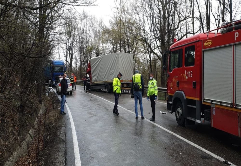Ciocnire violentă între două tiruri, la Dragodana, pe DN 72. Drumul este blocat pe ambele sensuri