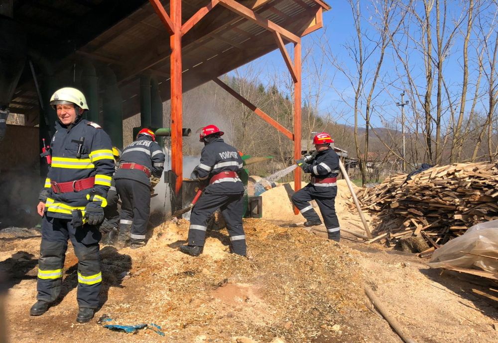 La un pas de dezastru. Fabrică de peleți cuprinsă de flăcări, la Vulcana Pandele