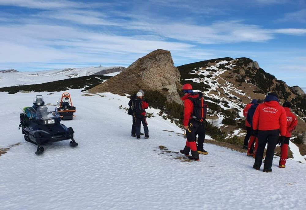 Coronavirusul nu îi sperie iar izolarea socială nu există. În continuare, zeci de apeluri la 112 de la turiști aflați în dificultate pe munte