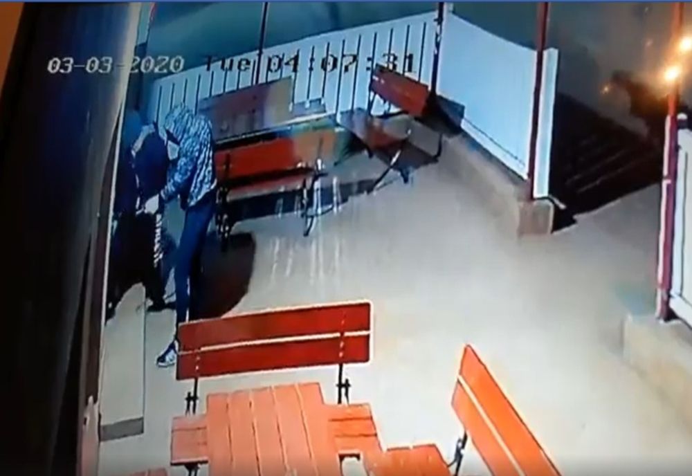 Video| Tentativă de jaf la Poiana, în Dâmbovița. Hoții au fost surprinși de camerele de supraveghere