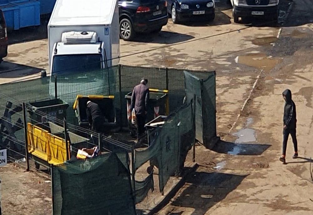 Imagini incredibile! În plină pandemie de coronavirus, la Târgoviște, bătrânii caută mâncare prin tomberoane