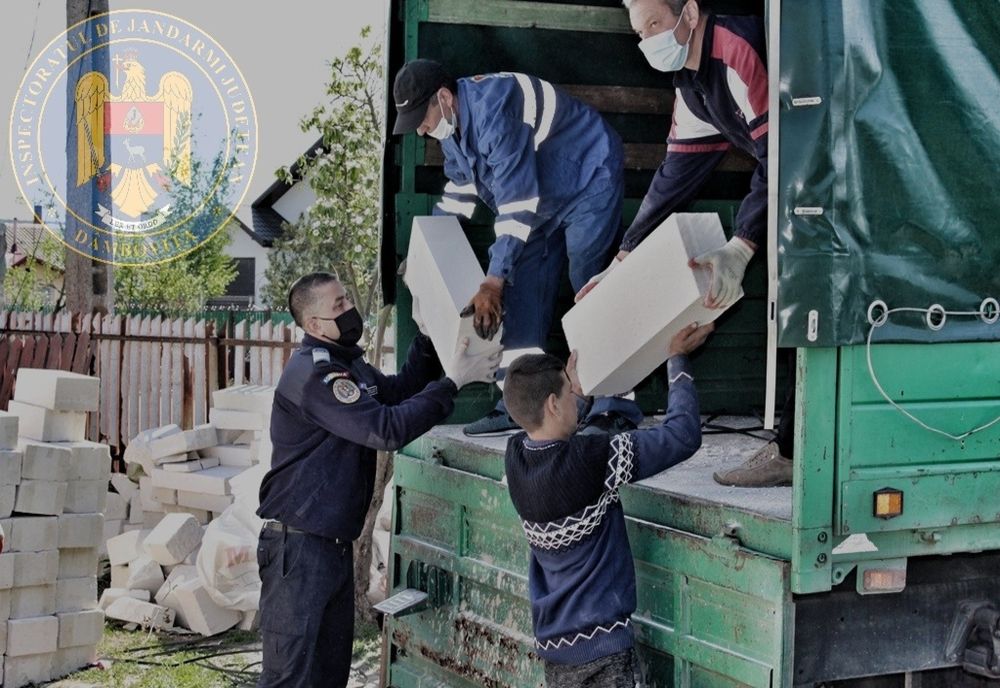 Un tânăr de 16 ani din Crevedia este ajutat de jandarmi să ridice o casă, pentru el și părinții săi