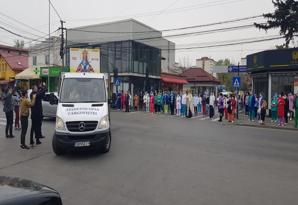 Foto| Procesiune religioasă, cu moaștele sf.Nifon, adună laolaltă zeci de cadre medicale la Târgoviște