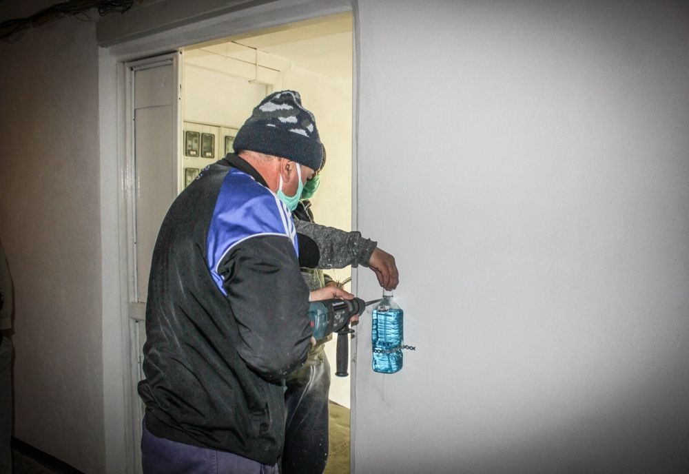 Amendat cu 2000 de lei, după ce a furat un dezinfectant montat pe scara blocului,de autorități, la Titu