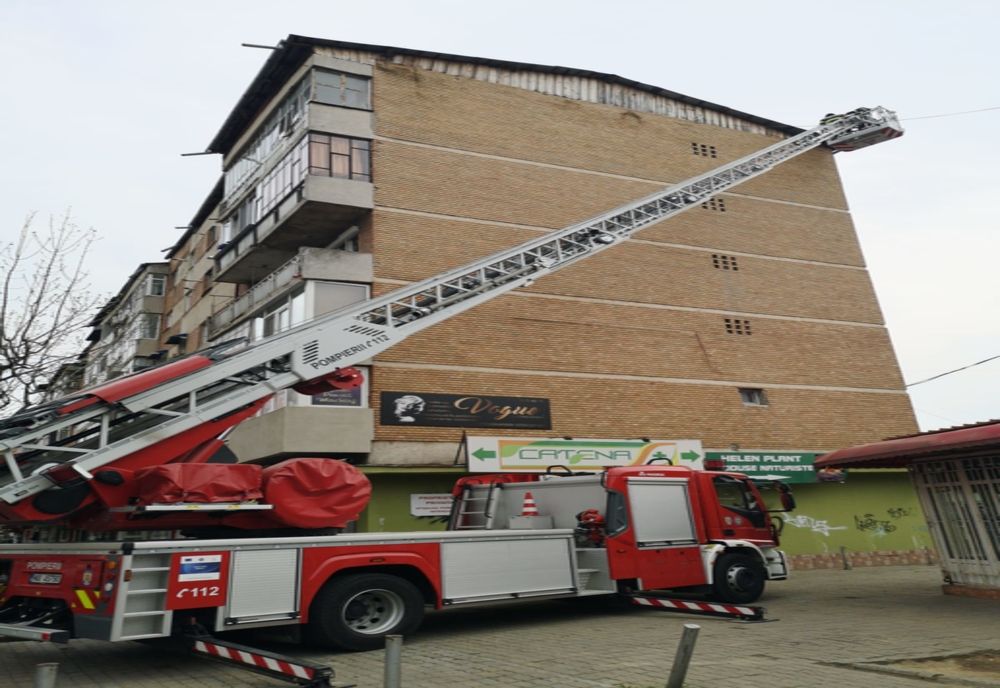 Probleme la Târgoviște, în timpul codului galben de vânt. Pompierii au intervenit pentru fixarea unor elemente de acoperiș, la un bloc