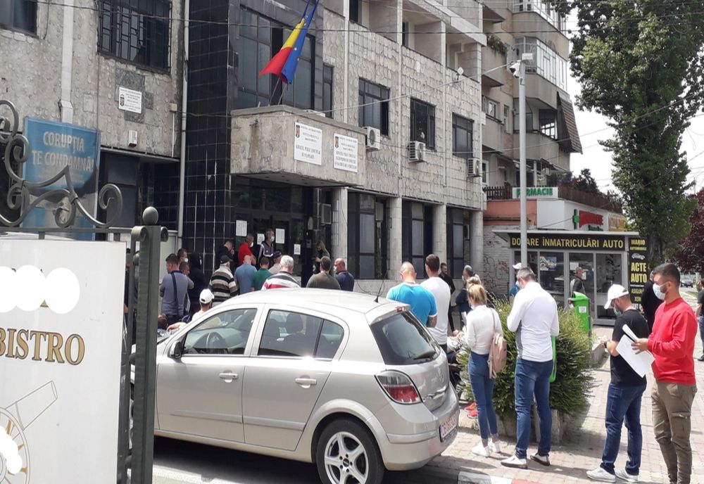 Cozi din prima zi de "relaxare", la birourile Direcțiilor de Regim Permise și Înmatriculare a Vehiculelor