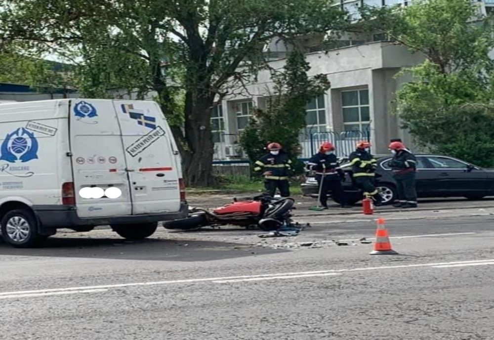 Motociclist rănit ușor,la Târgoviste, după ce a fost acroșat de o autoutilitară