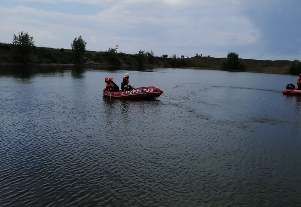 Minor de 14 ani înghițit de ape, într-un lac de balastieră, de la Poiana. Pompierii încearcă să îl găsească