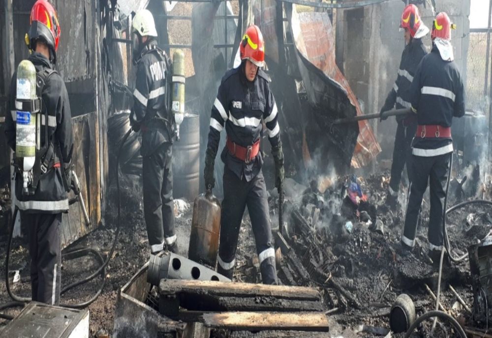 Furtunile afectează județul Dâmbovița. Gospodărie lovită de trăsnet, la Sălcioara, rețele electrice afectate la Titu