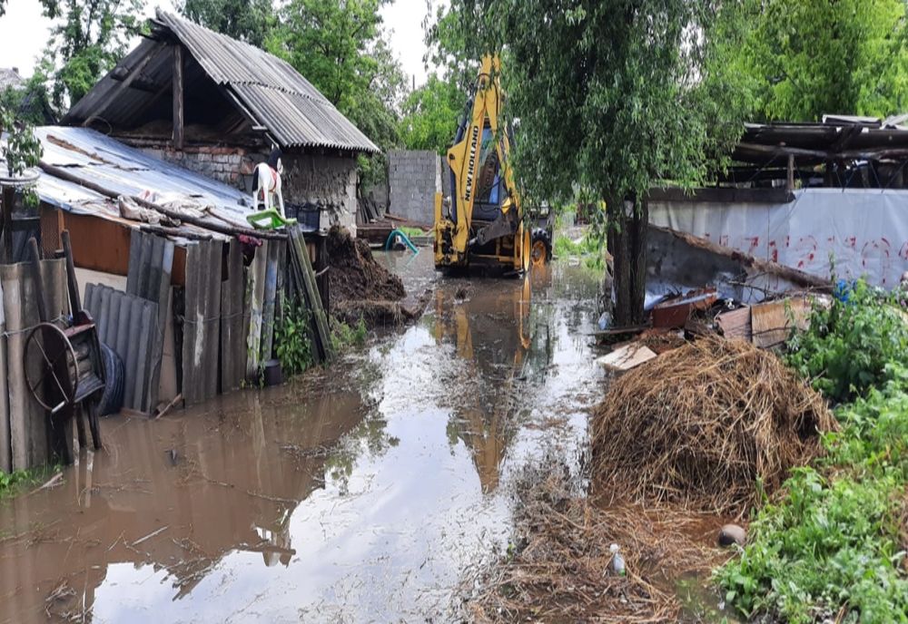 Cod portocaliu de inundații în Dâmbovița. Primele probleme au apărut deja, la Pucioasa