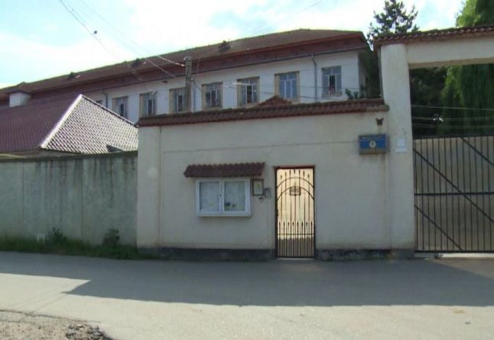 Gardienii care asigurau paza unui deţinut care a protestat pe acoperişul unei clădiri din cadrul Penitenciarului din Găeşti, anchetaţii  