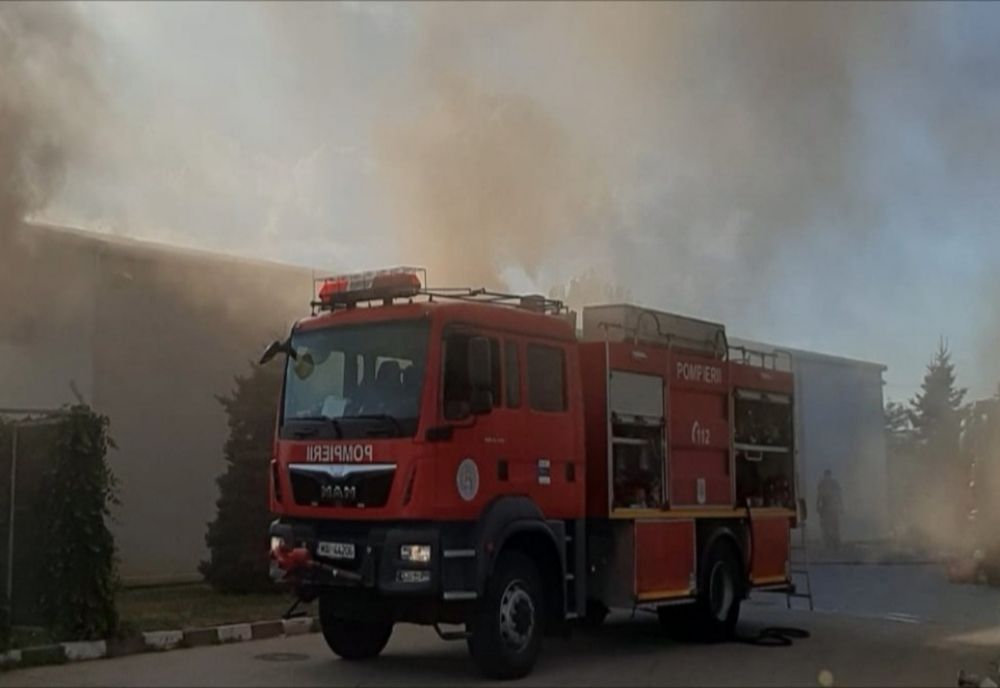 Incendiu violent la un depozit de mase plastice din Nucet
