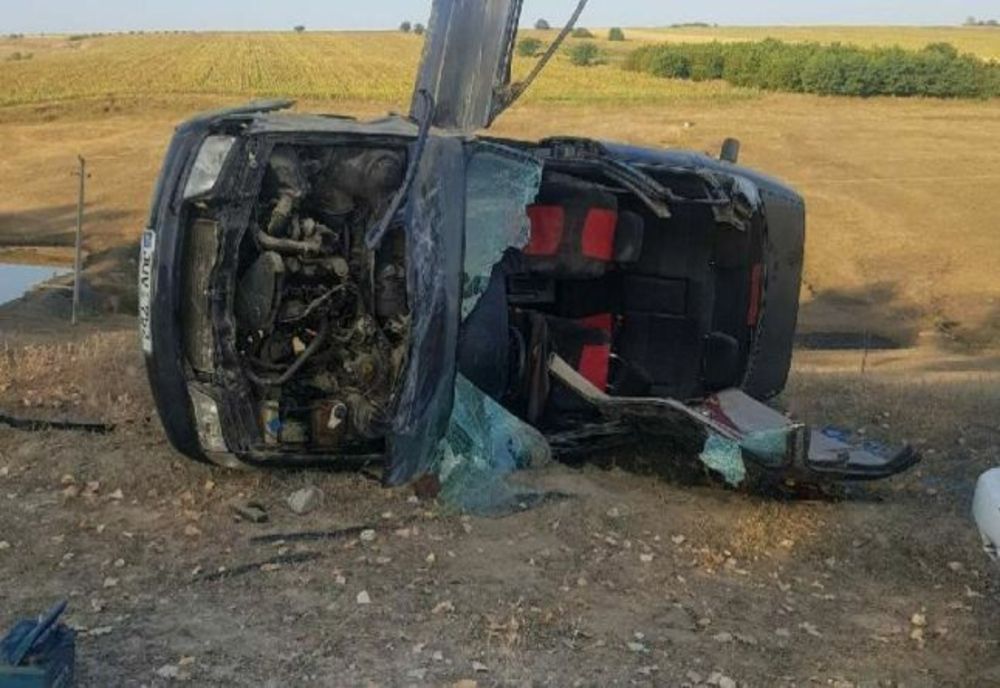 Un șofer de 25 de ani a murit după ce a intrat cu mașina în zidul unei troițe
