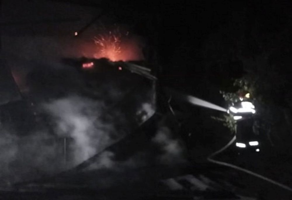 Cabană din localitatea Valea Lungă, în flăcări