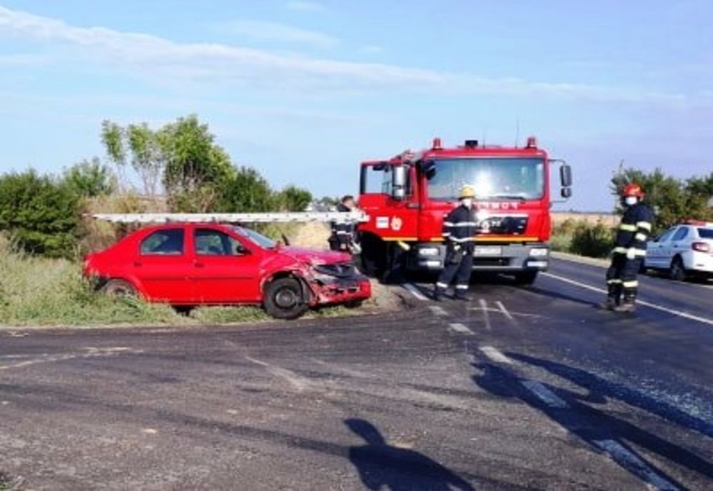Impact violent între două mașini, în Dâmbovița. Două persoane au fost transportate la spital