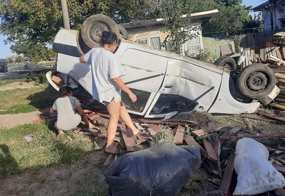 Mama și fiică, la un pas de moarte, după ce mașina în care se aflau s-a răsturnat