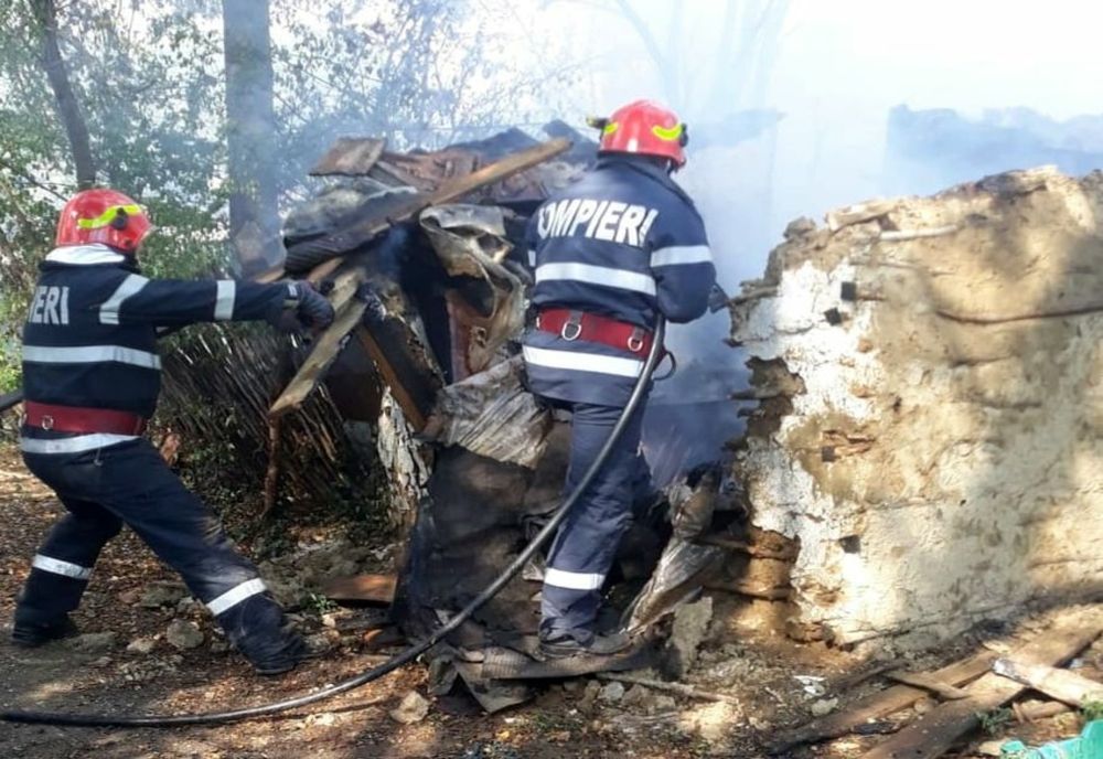 Incendiu la o casă și anexă din localitatea Vlădeni