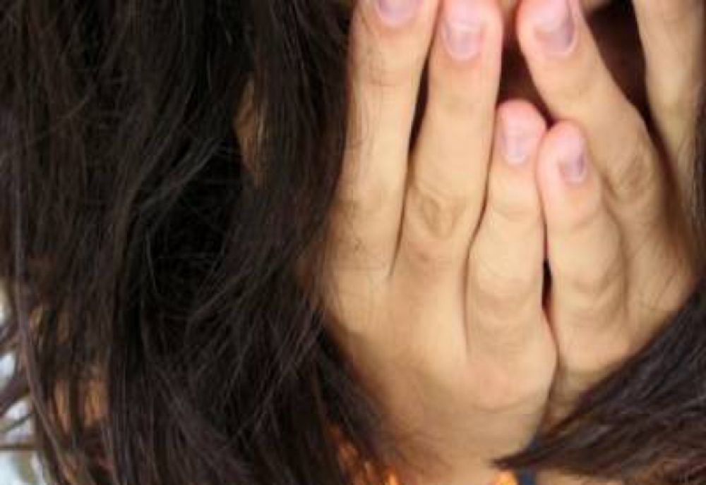 Opt fetițe, șantajate cu poze intime de un bărbat din Dâmbovița. Una dintre victime a încercat să se sinucidă