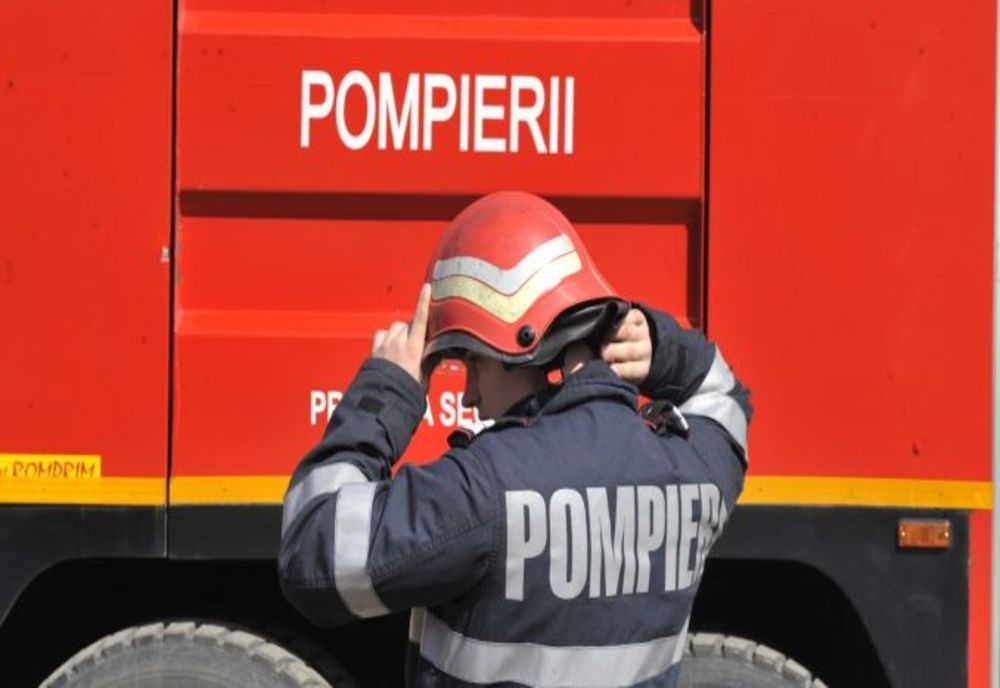 Incendiu într-o localitate din Dâmbovița. Un autoturism a luat foc