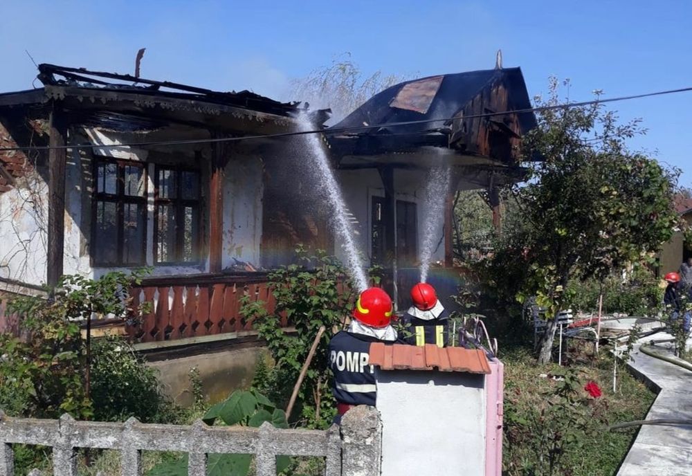 Incendiu la o casă și anexă din localitatea Gura Ocniței